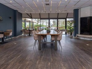 Dining - Perfect Base for Exploring Drenthe with Free Parking & Breakfast (Roden)