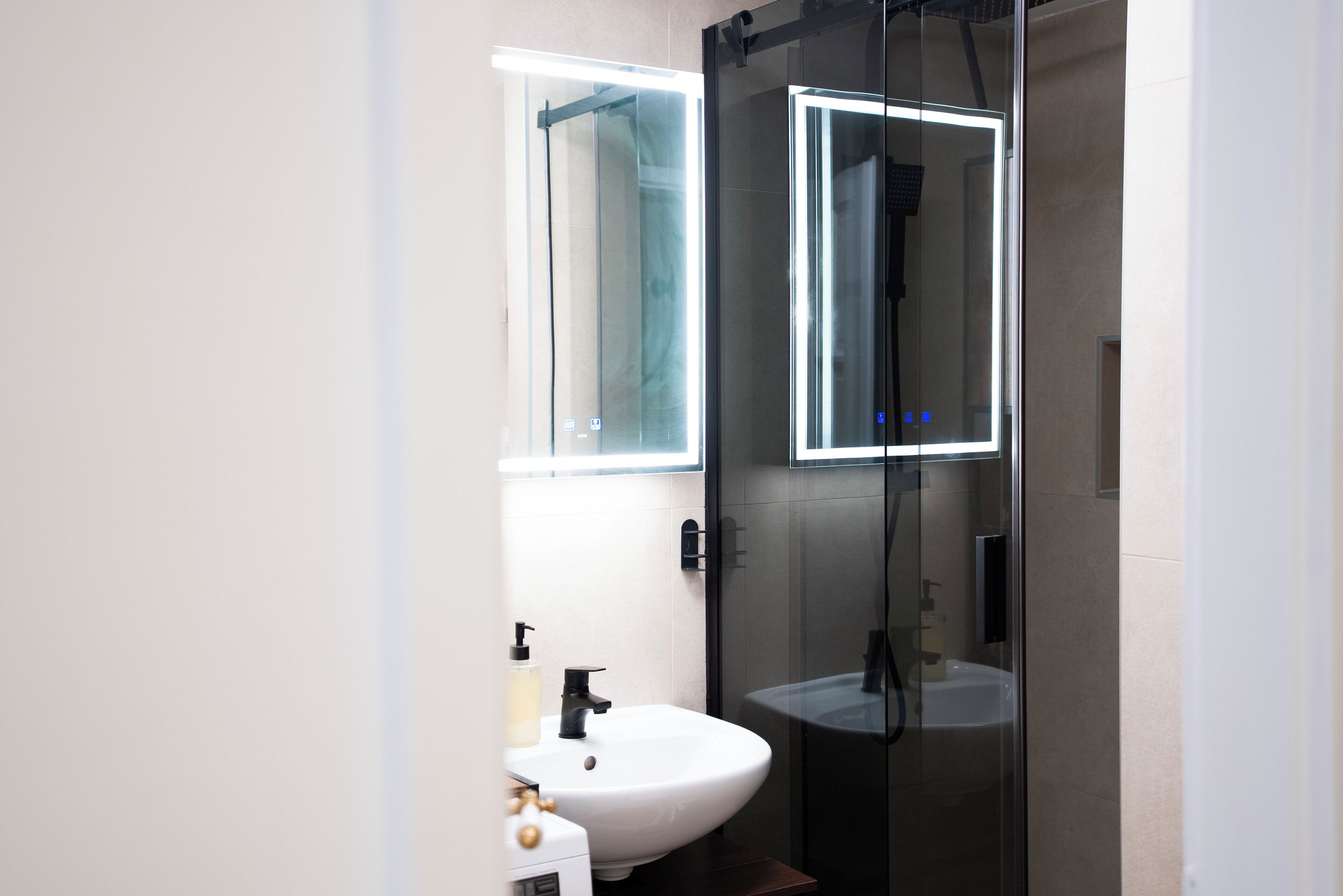 Douche, sèche-cheveux, serviettes fournies, savon