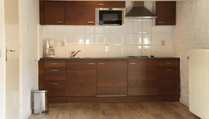 Microwave, stovetop, coffee/tea maker - Family-Friendly Hideaway with Garden Views Close to GaiaZOO (Kerkrade)