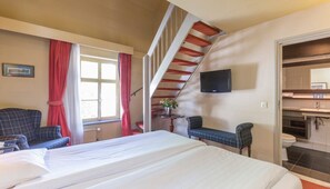 1 bedroom, iron/ironing board, free WiFi, bed sheets - Luxurious Historic Farmhouse Getaway | Free Parking Near Kasteel Hoensbroek (Kerkrade)