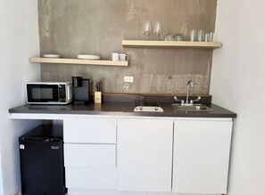 Fridge, microwave, stovetop, coffee/tea maker - Charming Stay Near the Beach (San Juan)