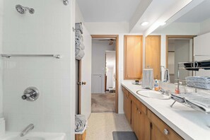 Shower, hair dryer, towels, shampoo - The Ames Comfort House | 3BR (Ames)