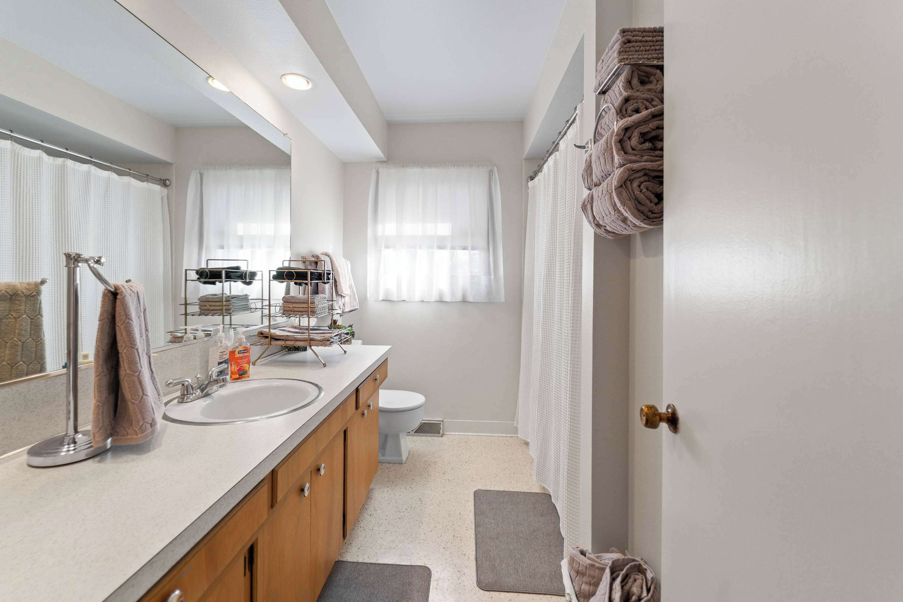 تجهيزات دش، مجففات شعر، مناشف، شامبو