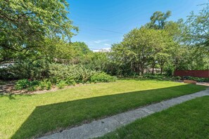 Property grounds - The Ames Comfort House | 3BR (Ames)