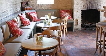 Serene Castle Hideaway | Outdoor Dining & Free Parking | Near GaiaZOO