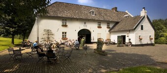 Serene Castle Hideaway | Outdoor Dining & Free Parking | Near GaiaZOO