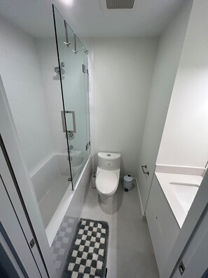 Secadora de cabello, toallas, jabón, papel de baño 