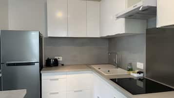 Een koelkast, een microgolfoven, een oven, een kookplaat