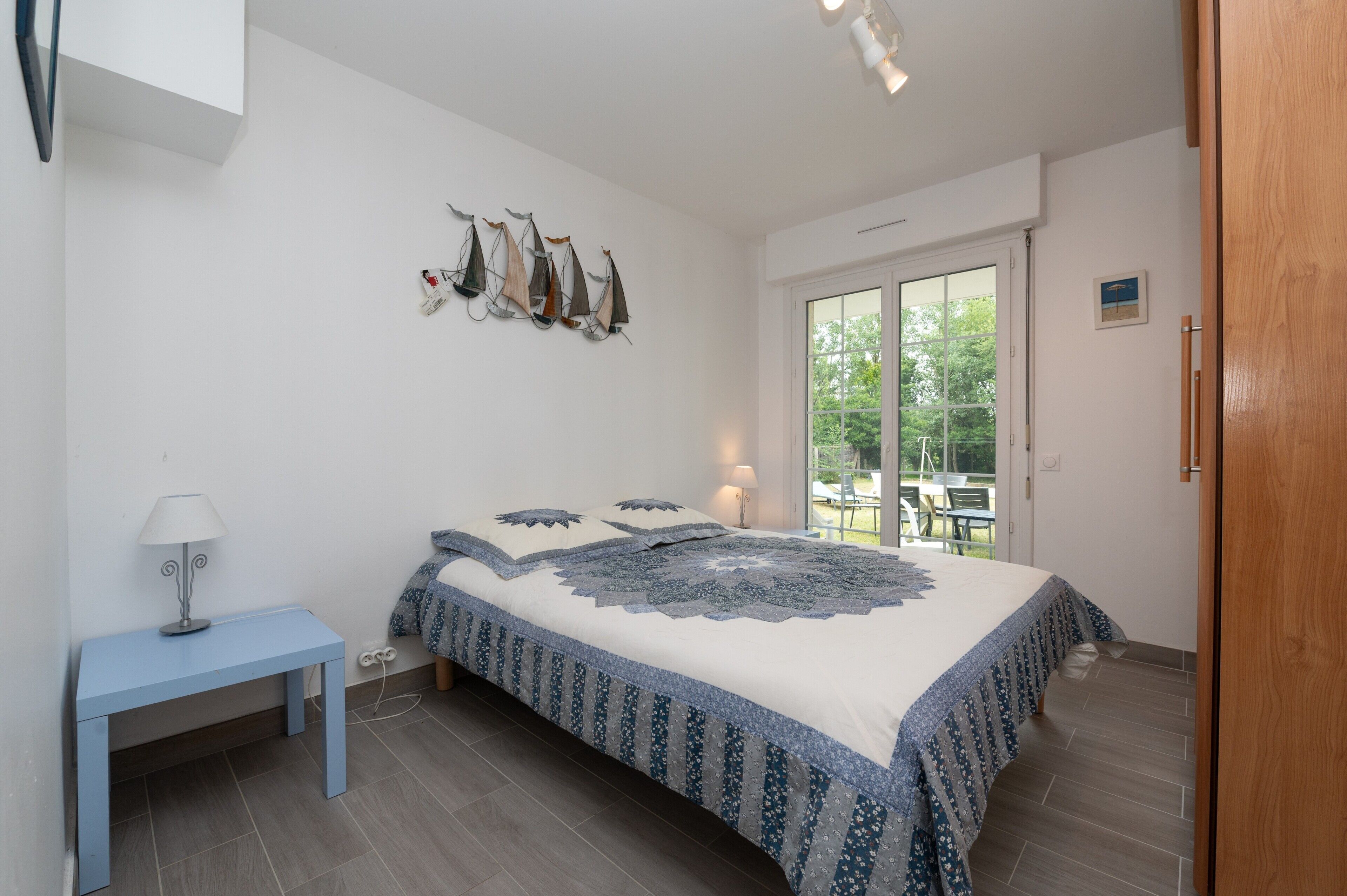 2 habitaciones y tabla de planchar con plancha 