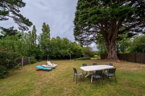 Outdoor dining - Renovated Apartment with Private Garden, 150m from Saint-Colomban Beach (Carnac)