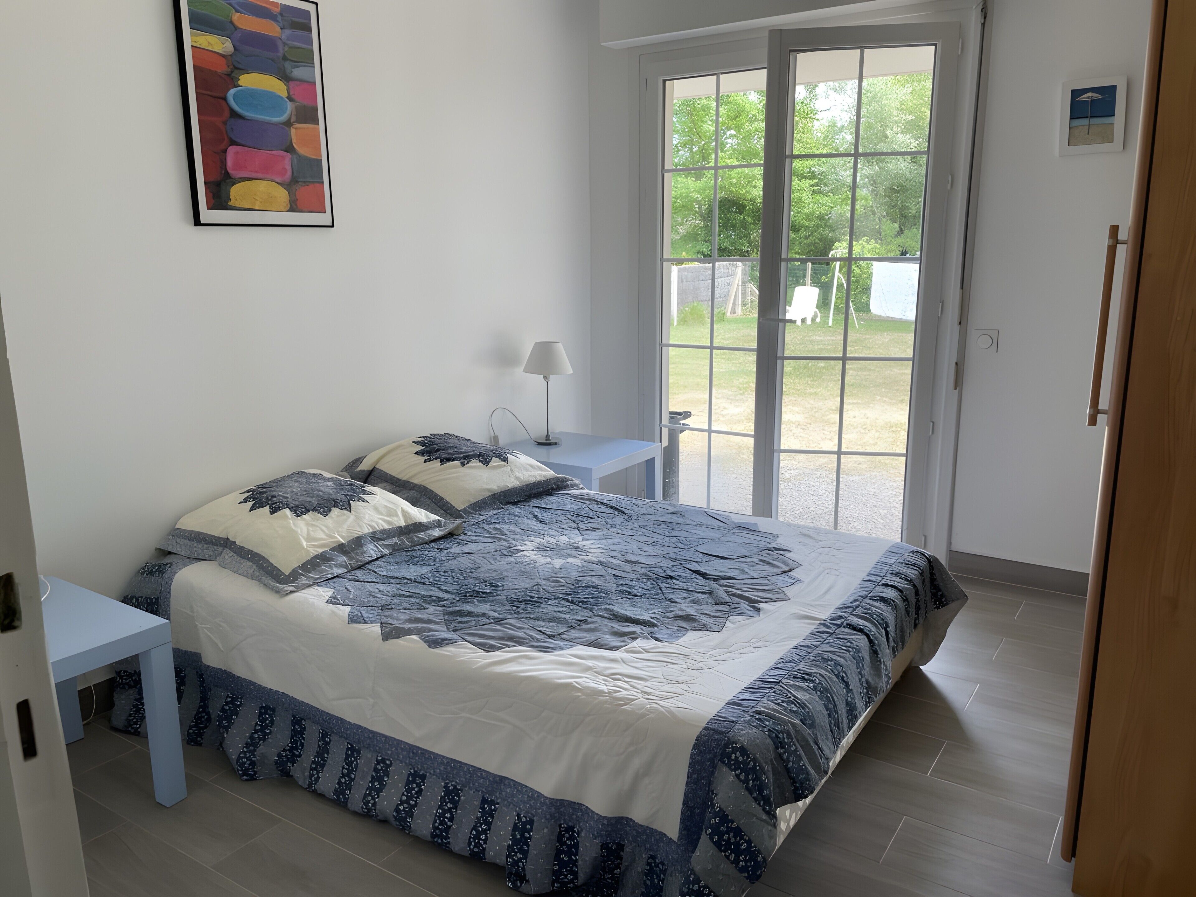 2 habitaciones y tabla de planchar con plancha 