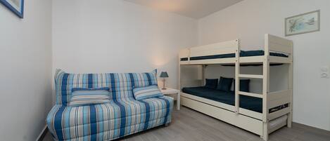 2 chambres, fer et planche Ă repasser