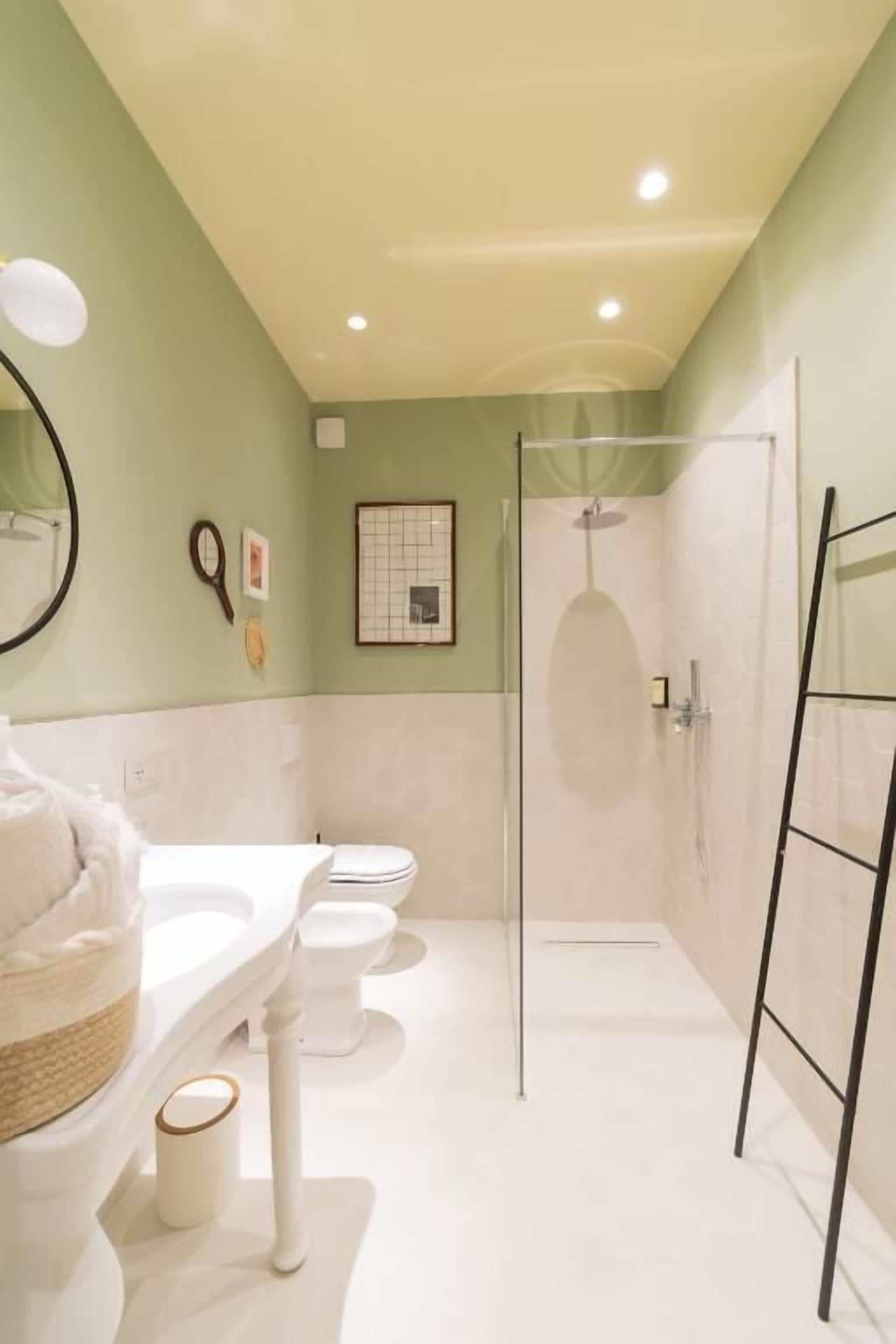 Douche, articles de toilette (gratuits), séchoir à cheveux, savon