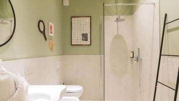 Dusche, kostenlose Toilettenartikel, Haartrockner, Seife