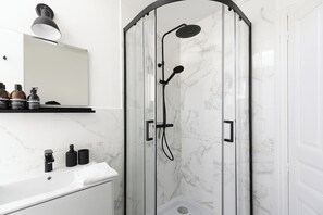 Shower, hair dryer - Charming Villa for 4 in Mont-Dore (La Bourboule)