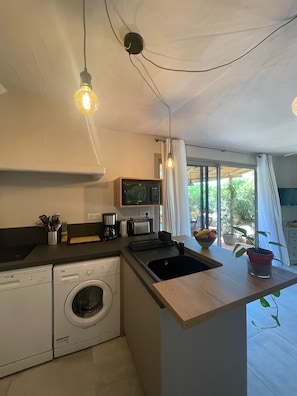 Apartment, Kitchenette, Garden View (4) | Private kitchen | Full-sized fridge, microwave, stovetop, dishwasher - Cala di Sole (Lecci)