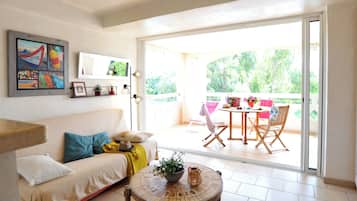 Duplex, Lagoon View, Beachside (6) | Living area | Flat-screen TV