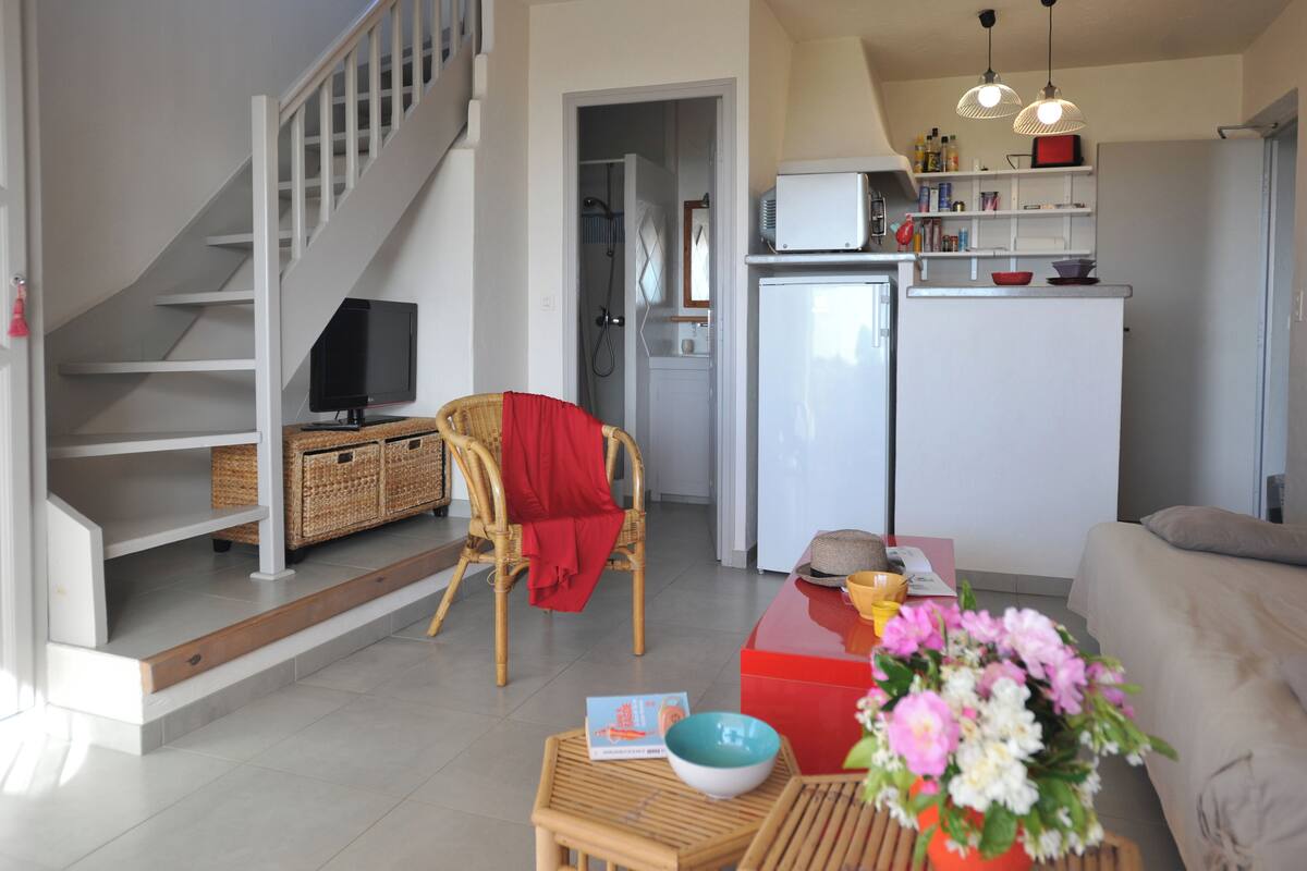 Dúplex, vista al mar | Área de sala de estar