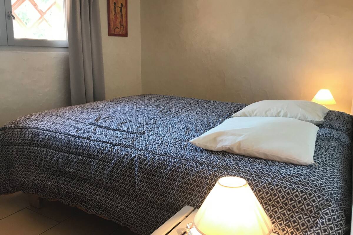 Maisonnette, uitzicht op lagune, aan het strand | Verduisterende gordijnen, een strijkplank/strijkijzer, gratis wifi