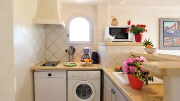 Duplex, Lagoon View, Beachside (6) | Private kitchen