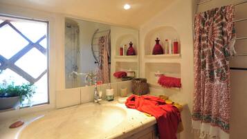Nhà Duplex, quang cảnh eo biển, cạnh bãi biển (6) | Phòng tắm | Buồng tắm vòi sen, máy sấy tóc