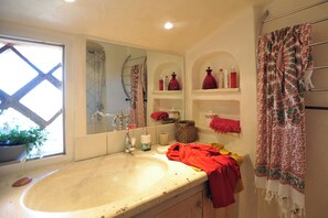 Duplex, Lagoon View, Beachside (6) | Bathroom | Shower, hair dryer - Cala di Sole (Lecci)