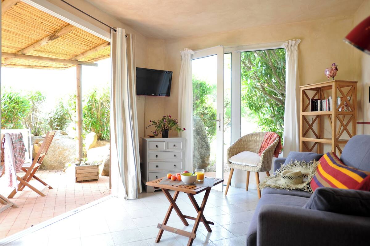 Apartment, Kitchenette, Garden View | Living area