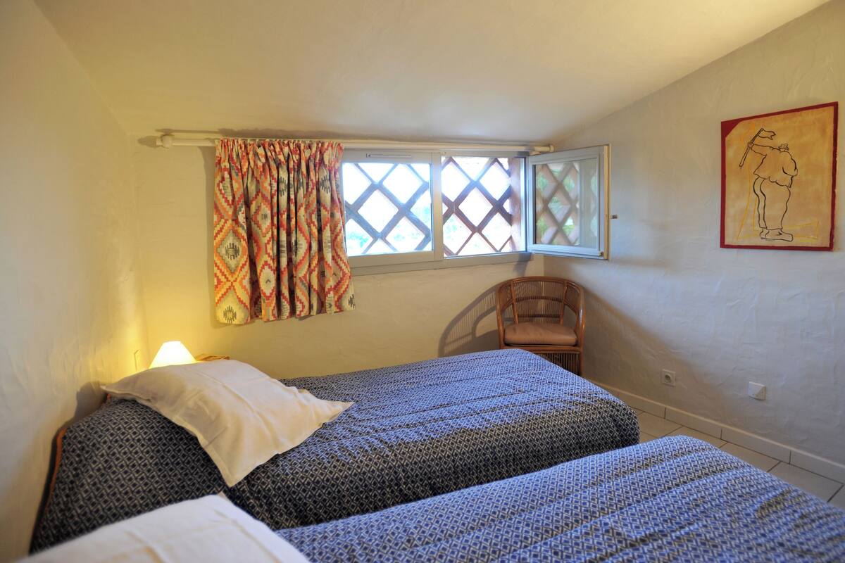 Maisonnette, uitzicht op zee, aan het strand | Verduisterende gordijnen, een strijkplank/strijkijzer, gratis wifi