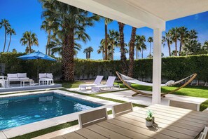 Pool - Navigate Stays Stylish Poolside Palm Retreat (Palm Springs)