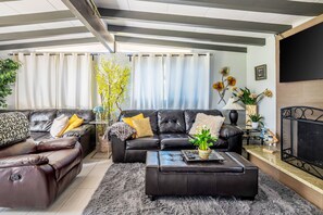 TV, fireplace, ping pong, books - Palm Desert Oasis: Pool & Mtn Views (Monthly Rent) (Palm Desert)
