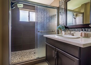 Hair dryer, towels, soap, shampoo - Palm Desert Oasis: Pool & Mtn Views (Monthly Rent) (Palm Desert)