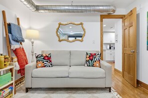 TV, books - NEW! Fully Updated Jr. 1 Bed, Steps from Lincoln Park by AllSet Turnover (Chicago)