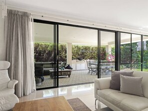 Books - Ile de Re Generous Garden Home by the Beach (Dunsborough)