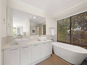 Hair dryer, towels - Ile de Re Generous Garden Home by the Beach (Dunsborough)