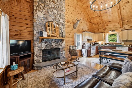 10 Acre County Line Cabin - Private Pond & Firepit