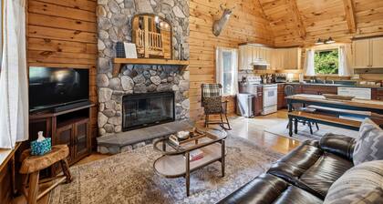 10 Acre County Line Cabin - Private Pond & Firepit
