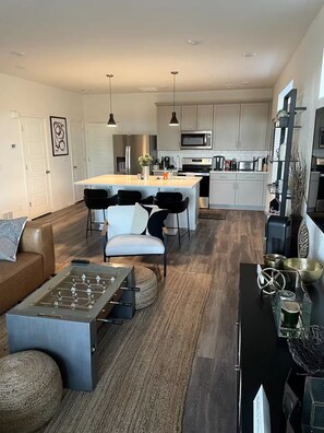 Microwave, oven, stovetop, dishwasher - Denver International Airport on your doorstep. (Commerce City)