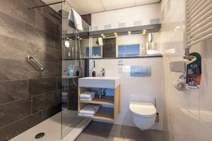 Unclassified image, 4 of 22, button - Stay by the Water with Direct Lake Access, Cycling Trails and On-Site Dining (Loosdrecht)