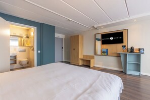 1 bedroom, iron/ironing board, free WiFi, bed sheets - Bike the Dutch Countryside, Paddle the Lake and Dine at Marina Lounge (Loosdrecht)