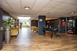 Lobby - Explore Loosdrecht by Bike, Paddle the Lake and Enjoy Waterfront Dining (Loosdrecht)