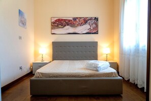 6 bedrooms, iron/ironing board, WiFi