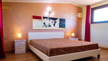 6 slaapkamers, een strijkplank/strijkijzer, wifi