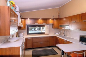 Kylskåp, mikrovågsugn, ugn och spishäll