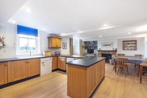 Fridge, microwave, oven, stovetop - Nelson Lodge - sleeps 11 guests  in 5 bedrooms (Burnham Market)