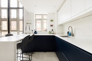 Private kitchen - Stylish 2bed Loft w/Terrace 2 min walk to tube (London)