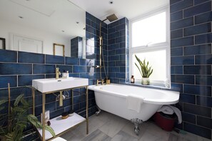 Douche, sèche-cheveux, serviettes fournies, savon