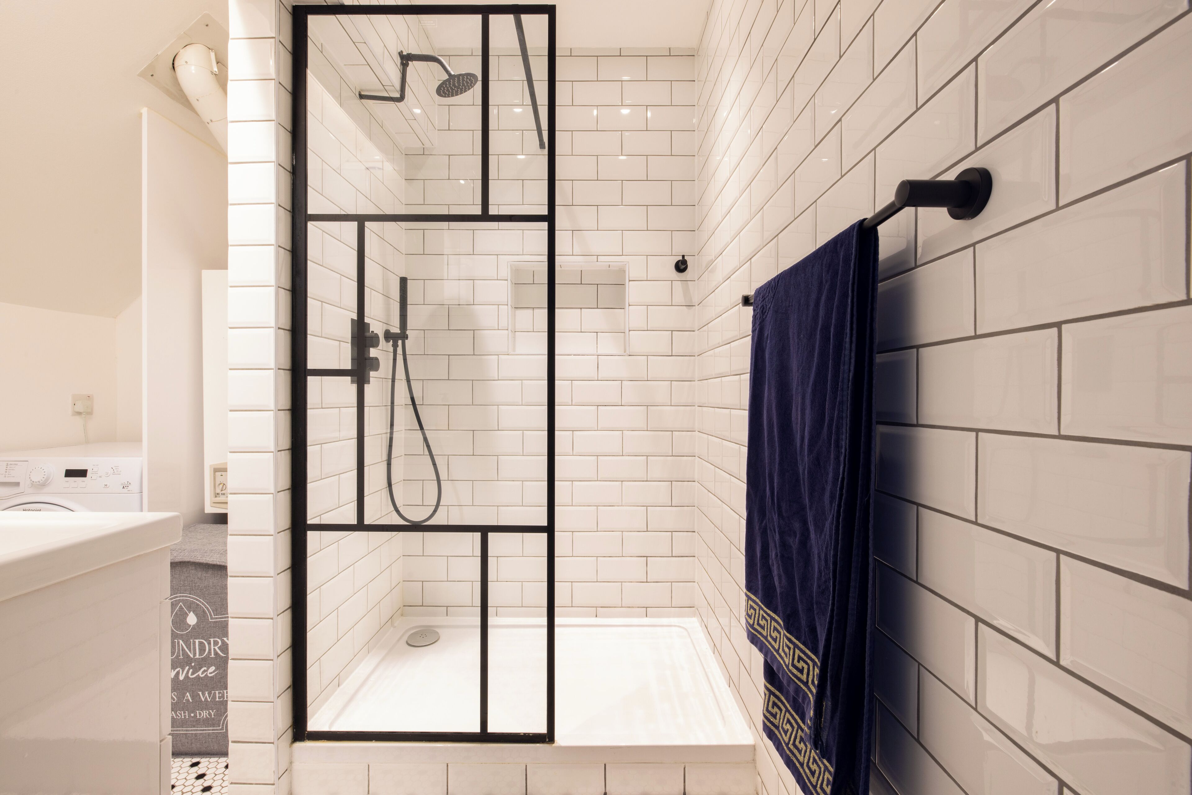 Een douche, een haardroger, handdoeken, zeep