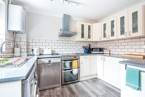 Jääkaappi, mikroaaltouuni, uuni, liesi