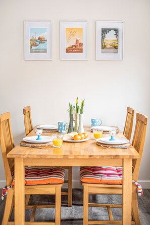 Dining - Old Hunny Cottage - sleeps 5 guests  in 2 bedrooms (Old Hunstanton)
