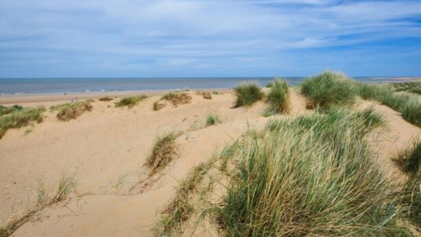 A sandy beach with dunes and grass. - Old Hunny Cottage - sleeps 5 guests  in 2 bedrooms (Old Hunstanton)